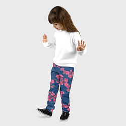 Брюки детские Веточки айвы с розовыми цветами на синем фоне, цвет: 3D-принт — фото 2