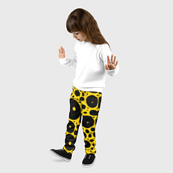 Брюки детские Черные пятна на желтом фоне, цвет: 3D-принт — фото 2