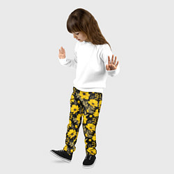 Брюки детские Желтые цветы на черном фоне паттерн, цвет: 3D-принт — фото 2