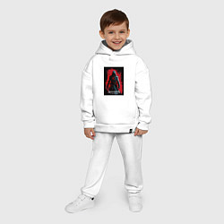 Детский костюм оверсайз Assassins creed на фоне красной стены, цвет: белый — фото 2