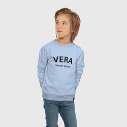 Свитшот хлопковый детский Vera never alone - motto, цвет: мягкое небо — фото 2