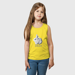 Майка детская хлопок Новогодний белый кролик, символ 2023 года, цвет: желтый — фото 2