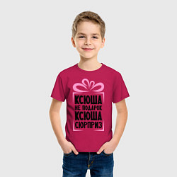 Футболка хлопковая детская Ксюша не подарок, цвет: маджента — фото 2