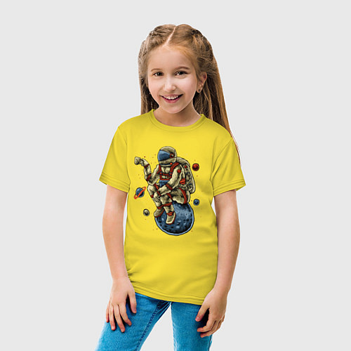 Детская футболка Космонавт пьет чай / Желтый – фото 4