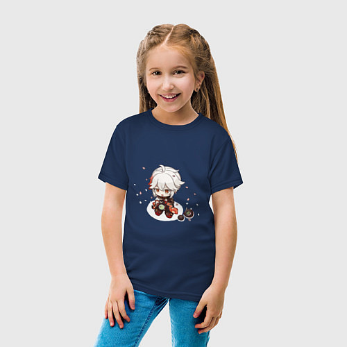 Детская футболка Отдыхающий Кадзуха с лепестками сакуры / Тёмно-синий – фото 4