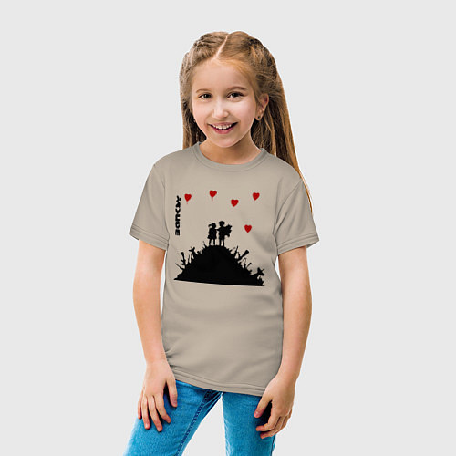 Детская футболка Banksy Бэнкси мальчик и девочка на горе оружия / Миндальный – фото 4