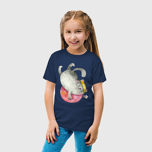 Детская футболка Забавный кот с клубком / Тёмно-синий – фото 4