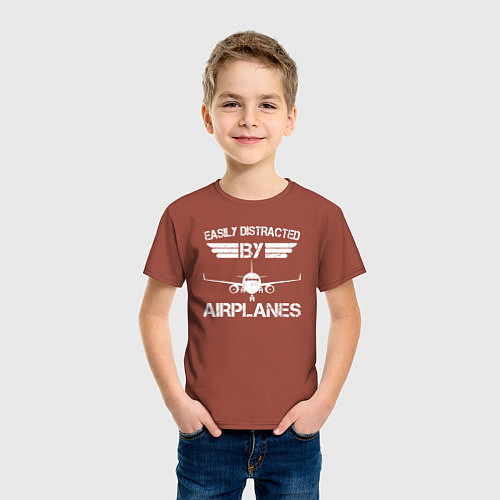 Детская футболка Легко отвлекается на самолеты / Кирпичный – фото 3