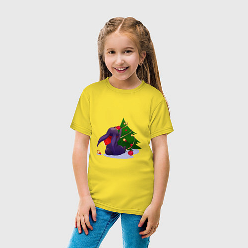 Детская футболка Черный кролик украшает ёлочку / Желтый – фото 4