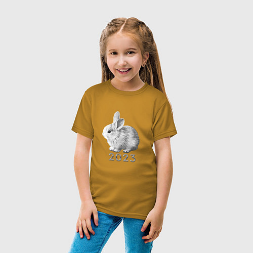 Детская футболка Новогодний белый кролик, символ 2023 года / Горчичный – фото 4