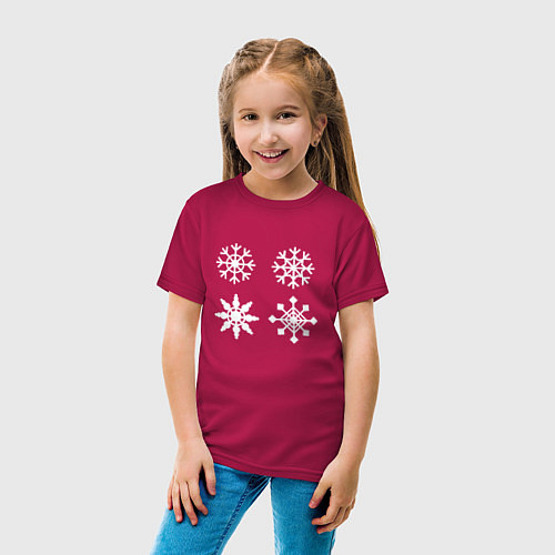Детская футболка Новогодние белые снежинки / Маджента – фото 4