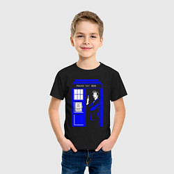 Футболка хлопковая детская Доктор Кто у двери Тардис, цвет: черный — фото 2