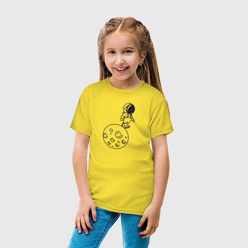 Детская футболка Космонавт идет по луне / Желтый – фото 4