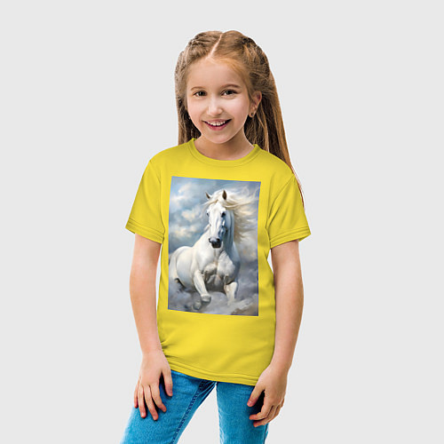Детская футболка Белая лошадь на фоне неба / Желтый – фото 4