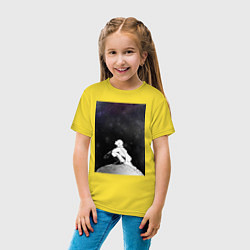 Футболка хлопковая детская Ванпанчмен Сайтама на луне, цвет: желтый — фото 2