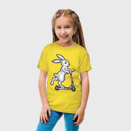 Детская футболка Зайчик с самокатом / Желтый – фото 4