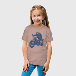 Футболка хлопковая детская Енот байкер на мотоцикле на чоппере, цвет: пыльно-розовый — фото 2