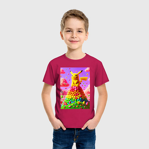 Детская футболка Пикачу сидит на горе из монпансье / Маджента – фото 3