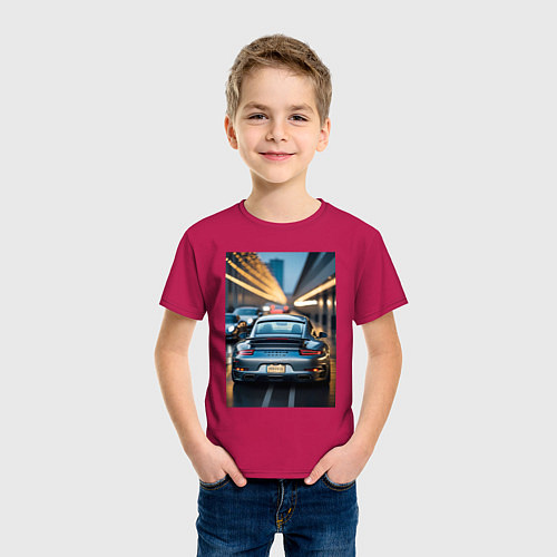 Детская футболка Porsche 911 в городе / Маджента – фото 3