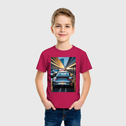 Футболка хлопковая детская Porsche 911 в городе, цвет: маджента — фото 2