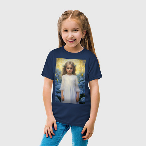 Детская футболка Девочка в саду синих роз / Тёмно-синий – фото 4