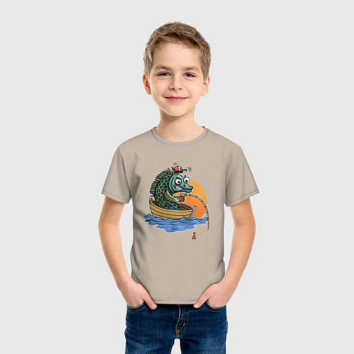 Детская футболка Увлеченная рыба-рыбак ловит рыбу удочкой / Миндальный – фото 3