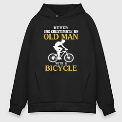 Толстовка оверсайз мужская Никогда не недооценивайте старика с велосипедом, цвет: черный