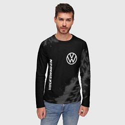 Лонгслив мужской Volkswagen speed на темном фоне со следами шин: на, цвет: 3D-принт — фото 2