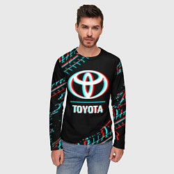 Лонгслив мужской Значок Toyota в стиле glitch на темном фоне, цвет: 3D-принт — фото 2