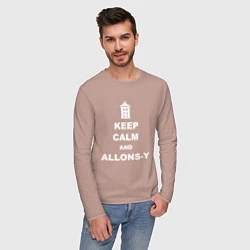 Лонгслив хлопковый мужской Keep Calm & Allons-Y, цвет: пыльно-розовый — фото 2