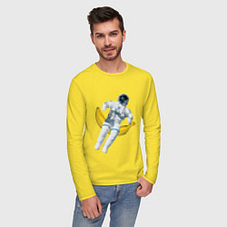 Лонгслив хлопковый мужской Космонавт на банане цвета желтый — фото 2