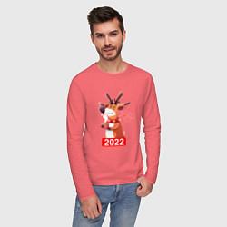Лонгслив хлопковый мужской Недовольный олень с чашечкой кофе, новый год 2022, цвет: коралловый — фото 2