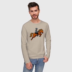 Лонгслив хлопковый мужской Наездник на лошади, цвет: миндальный — фото 2