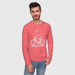 Лонгслив хлопковый мужской Бигфут на велосипеде, цвет: коралловый — фото 2