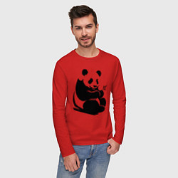 Лонгслив хлопковый мужской Сидящая чёрная панда с бамбуком, цвет: красный — фото 2