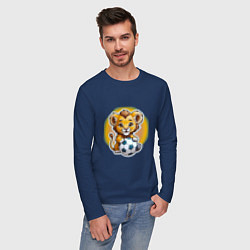 Лонгслив хлопковый мужской Львенок и футбольный мяч, цвет: тёмно-синий — фото 2