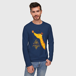 Лонгслив хлопковый мужской Пятнистые друзья - жираф и бабочка, цвет: тёмно-синий — фото 2