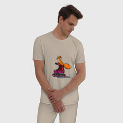 Пижама хлопковая мужская Лисёнок на роликах, цвет: миндальный — фото 2