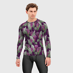 Рашгард мужской Фиолетовые каллы на темно фиолетовом фоне, цвет: 3D-принт — фото 2