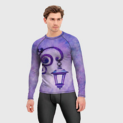 Рашгард мужской Уличный фиолетовый фонарь, цвет: 3D-принт — фото 2