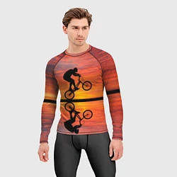 Рашгард мужской Велосипедист в отражении, цвет: 3D-принт — фото 2