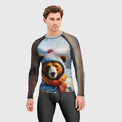 Рашгард мужской Бурый медведь в зимней одежде, цвет: 3D-принт — фото 2