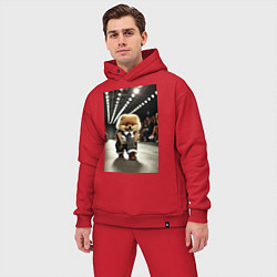 Мужской костюм оверсайз Шпиц на подиуме - показ мод животных, цвет: красный — фото 2