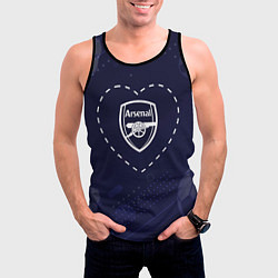 Майка-безрукавка мужская Лого Arsenal в сердечке на фоне мячей, цвет: 3D-черный — фото 2