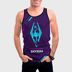 Майка-безрукавка мужская Символ Skyrim в неоновых цветах на темном фоне, цвет: 3D-черный — фото 2