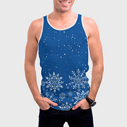 Майка-безрукавка мужская Текстура снежинок на синем фоне, цвет: 3D-белый — фото 2