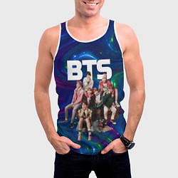 Майка-безрукавка мужская BTS фотосессия на диване, цвет: 3D-белый — фото 2