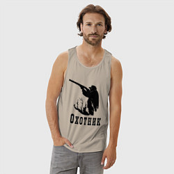 Майка мужская хлопок Охотник на охоте, цвет: миндальный — фото 2