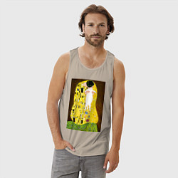 Майка мужская хлопок Густав Климт влюблённые поцелуй с котом, цвет: миндальный — фото 2