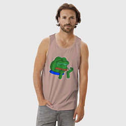 Майка мужская хлопок Лягушонок Пепе в слезах, цвет: пыльно-розовый — фото 2